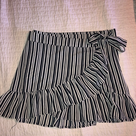 Black and white stripped skirts - Picture 2 of 3